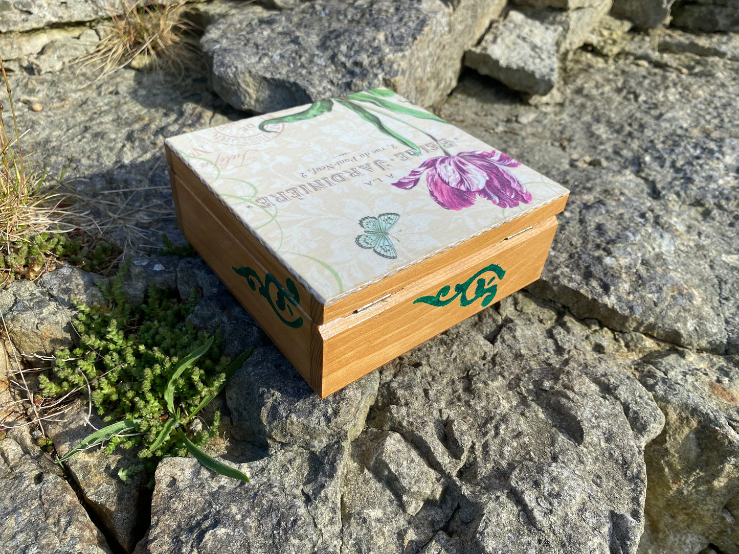 Ręcznie Zdobione Drewniane Pudełko – Tulipan w Beżowej Odsłonie