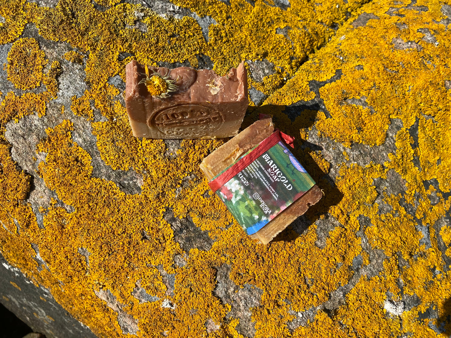Ręcznie robione mydło z miodem, woskiem pszczelim i masłem shea. Naturalne, delikatne, bez SLS. Idealne do skóry suchej i wrażliwej.