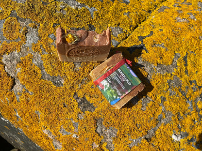 Ręcznie robione mydło z miodem, woskiem pszczelim i masłem shea. Naturalne, delikatne, bez SLS. Idealne do skóry suchej i wrażliwej.
